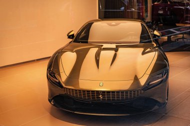 New York, ABD - 09 Ağustos 2023: Ferrari Roma 2021 spor otomobili galeride, ön manzara.