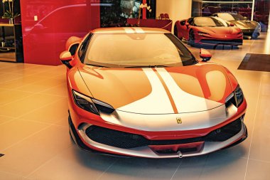 New York City, ABD - 09 Ağustos 2023: Ferrari 296 GTS 2022 sergi salonunda akort edilmiş spor araba, ön manzara.