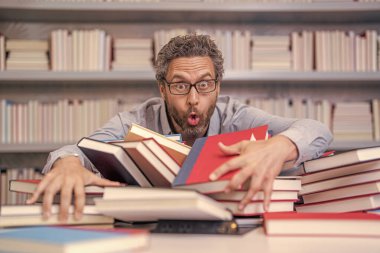 Okul kütüphanesindeki kitap kurdu ineği. Üniversite profesörü öğrenme ve öğrenme. Okul eğitimi. Okula dönüyorum. Kitaplı üniversite eğitimi. Okul öğretmeni eğitimi sever. Eğitimsel görevler.