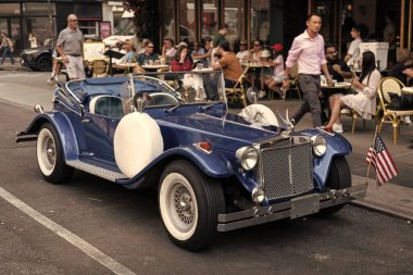 New York City, ABD - 30 Haziran 2023: Excalibur Serisi III phaeton klasik araba ön görüntüsü park edilmiş.