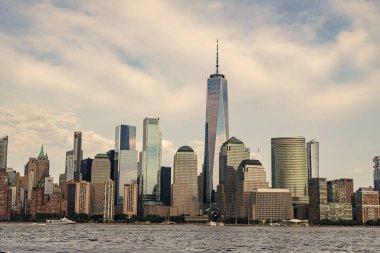 New York şehri. New York 'un gökdelen binası. Şehir mimarisi. Manhattan ve Hudson River şehir merkezinde. Metropolitan şehri. Büyük şehir manzarası. New York şehir merkezi. Manhattan silueti. Manhattan hayatı.