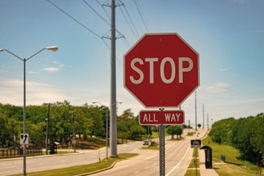 Tam yol dur. Yol tabelası, dur. Dikkat kırmızı yol işareti. Yolda yasak levhası var. Dikkat dikkat yol işareti.