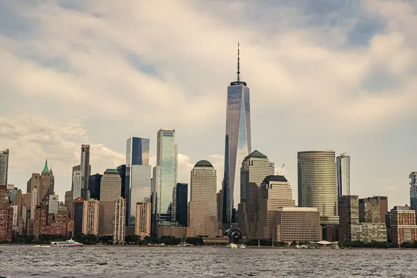 New York şehri. New York 'un gökdelen binası. Şehir mimarisi. Manhattan ve Hudson River şehir merkezinde. Metropolitan şehri. Büyük şehir manzarası. New York şehir merkezi. Manhattan silueti. Manhattan hayatı.