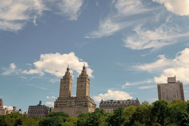 Central Park ve New York 'taki Yukarı Doğu yakası. Park gökdelenle çevrili. Central Park ABD 'den Manhattan binaları. Central Park 'taki Manhattan binasının manzarası. Tarihi simgesi ile ünlüdür..