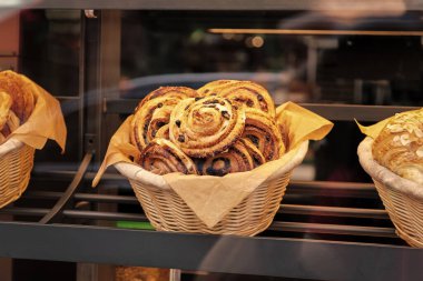 Taze fırın. Sepette Cinnabon kruvasanı. Pişmiş yemek. Kahvaltını çörekli ya da kruvasanlı yap. Fırın yemeği. Taze pişmiş tarçınlı. Fransız kruvasan pastası. fırın.