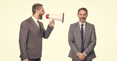 Dikkat, lütfen. Hoparlörlü bir iş adamı iş anonsu yapıyor. Yeni bir iş duyurusu. Beyazların izole edilmiş bir şekilde yöneticiye bağıran tatminsiz patron. İş adamı bir sorun duyurdu.