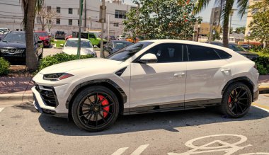 Miami Beach, Florida ABD - 14 Nisan 2021: beyaz Lamborghini Urus Sedan, yan görüş. park spor geçidi.