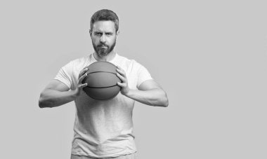 Profesyonel basketbolcunun resmi. Spor giyim sektöründe basketbol oyuncusu. Sporcu basketbolcu gri arka planda izole edilmiş. Stüdyoda basketbol oyuncusu.