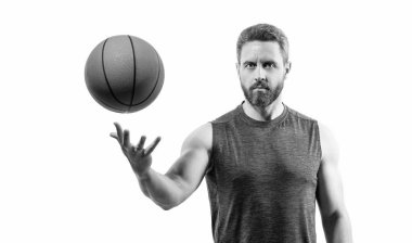 Top oynayan sporcu basketbolcu. Sporcu basketbolcu beyaz arka planda izole edilmiş. Stüdyoda sporcu basketbolcu. Sporcu basketbolcunun fotoğrafı..