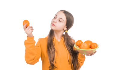 Denesene. sağlıklı bir hayat. diyet ve cilt güzelliği. Turunçgil meyveli genç kız. Vitamin ve diyet. Çocuk sağlıklı yiyecekler yiyor. Çocukluk sağlığı. Turunçgiller. Doğal organik ve taze.