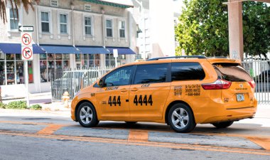 Miami Beach, Florida ABD - 14 Nisan 2021: Toyota sarı taksi yolda, yan manzara.