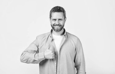 Bunu onayladığına memnun oldum. Grey 'de izole edilmiş bir jest. Stüdyoda onaylı jest yapan adam. Onaylama jestiyle onaylayan adamın fotoğrafı. Adam onaylı jest yapıyor..