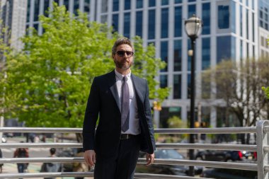 İş adamı dışarı çıktı. Şehir sokaklarında çalışan bir iş adamı. Profesyonel CEO. Takım elbiseli bir iş adamı. Zengin adam ofise yürür. Üst düzey yönetici. Şehrin kendine güveni tam patronu. Finansal başarı. İş modeli.
