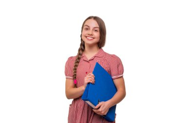 Okula dönelim. 1 Eylül. Beyaz tenli genç bir öğrenci. Lise eğitimi. Bilgi ve eğitim. Eğitim projesinde öğrenci kız. Dosyada okul projesi olan genç kız.