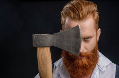 Erkeksi enerji. Retro tarzı. Yakışıklı ve karizmatik. Erkeksi adam. Uzay afişini kopyala. Siyah baltası olan sakallı bir adamın erkekliği. Beyaz, bıyıklı, sakallı, vahşi bir adam..