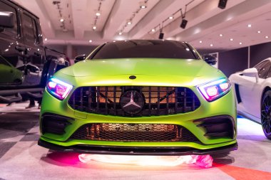 New York City, ABD - 27 Mart 2024: Mercedes Benz CLS yeşil renkli araba New York Uluslararası Otomobil Fuarı, ön manzara.