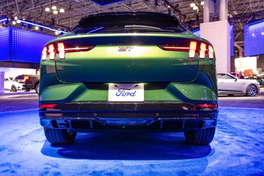 New York City, ABD - 27 Mart 2024 Ford Mustang Mach-E GT elektrikli otomobil New York Uluslararası Otomobil Fuarı, arka görüş.