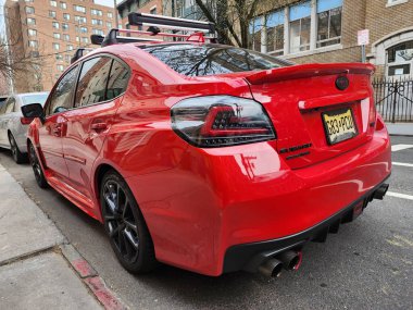 New York City, ABD - 20 Mart 2024: 2018 Subaru WRX açık havada park edilmiş spor araba, nadir manzara.