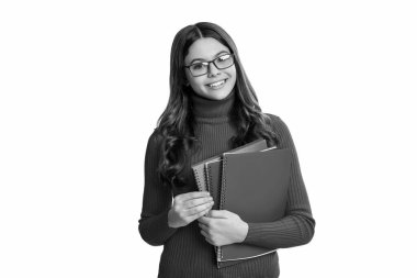 Ödevleri için çalışma kitabı olan okul kızı bilgi ve eğitim almak için çalışıyor..