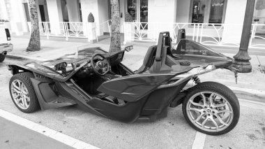 Miami Beach, Florida USA - 15 Nisan 2021: Kırmızı polaris sapanı, yan görüş. Üç tekerlekli motorsiklet.