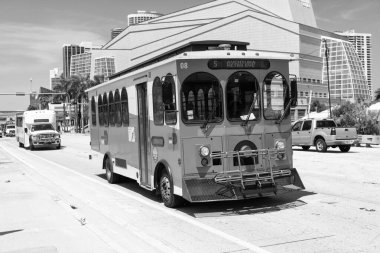 Miami Beach, Florida ABD - 15 Nisan 2021: Blue Miami Dade halk otobüsü, köşe manzaralı.