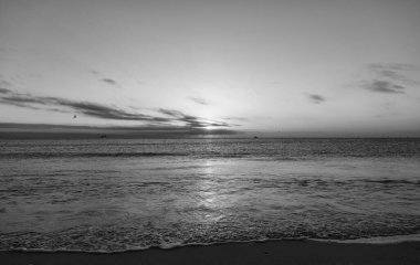 Yaz plajında deniz suyuyla güzel bir gün batımı. özgürlük.