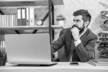 Ofis masasında çalışan düşünceli bir adam, karar verici..