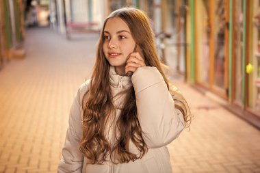 Neşeli genç kız telefonla konuşuyor. Genç bir kızın dışarıda telefon görüşmesi yaptığı bir fotoğraf. Genç bir kız sokakta telefonla konuşuyor. Genç kız dışarıda telefonla konuşuyor..