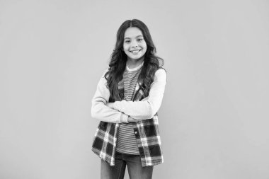 Pembe arka planda kıvırcık saçlı neşeli çocuk, çocukluk..