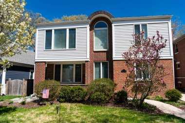 Mimarlık konsepti. İkamet mimarisi. Modern villa cephesi. yazlık köy. Mahalledeki bir banliyö kulübesinin dışında. mimari tasarım. Modern yazlık ev. kira evi.