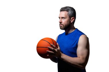 Basketbolcu adam profesyonel oynuyor. Basketbol topu olan adam. Profesyonel basketbolcu eğitimi beyazda izole edilmiş. Kaslı adamın spor motivasyonu var. Spor ve hobi. Oyuncu istatistikleri.