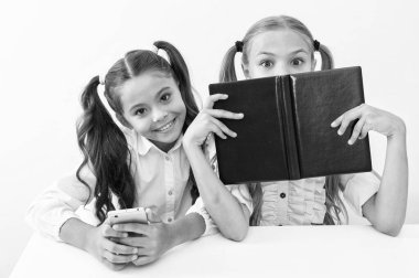 İki kız okulda ders çalışıyor. Eğitim ve bilgi. Çocuklar kitaplarla çalışır. Lise eğitimi. Kızlar için okul eğitimi. Çocuklar masada ders çalışır. bilgi genişletiliyor.