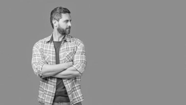 Olgun bir adam mavi arka planda kopya alanı ile izole edilmiş. Stüdyoda olgun bir adam. Olgun adam kareli gömlek giyer. Sakallı olgun bir adamın fotoğrafı..