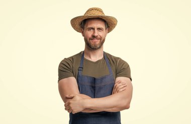 Beyaz arka planda, şapka ve önlüklü beyaz adam izole edildi..