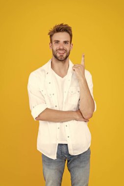 Sakallı mutlu yakışıklı adam sarıda izole edilmiş. Stüdyoda sakalı olan yakışıklı bir adam. Arka planda sakalı olan yakışıklı bir adam. Sakallı, yakışıklı bir adamın fotoğrafı..