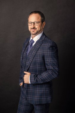 Profesyonel yönetici ceket ve kravat giyer. Takım elbiseli ve gözlüklü yöneticinin fotoğrafı. Yetişkin yöneticiler gri arka planda izole edilmiş. yönetici stüdyoda.