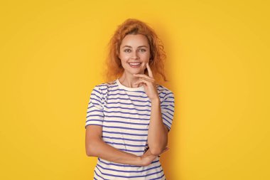 Sarı arka planda izole edilmiş kızıl saçlı kadın portresi. Stüdyodaki genç kızıl saçlı kadının portresi. Yetişkin kızıl kadın portresi.