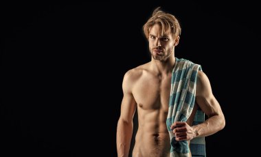 Gömleksiz bir adamın kaslı kaslarının fotokopi çekildiği bir fotoğraf. Siyah arka planda havlusu olan kaslı üstsüz bir adam. Stüdyoda kaslı gövdeli üstsüz bir adam var. Üstsüz kaslı adam havlu giy..