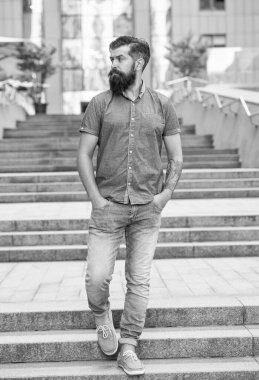 Sakallı adam aşağıda yürüyor. Uzun boylu, sakallı bir adam. Hipster adam dışarıda..