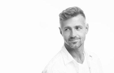 Traşsız adamın yüzünün stüdyo fotoğrafı, fotokopi odası. Beyaz arka planda izole edilmiş yetişkin tıraşsız erkek portresi. Beyaz gömlekli traşsız adamın yüzü. Tıraşsız adamın portresi.