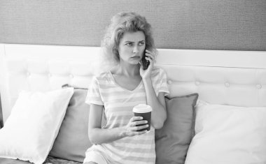 Mutsuz bir kadın telefonda kahve sohbeti yapıyor. Evde telefonla konuşan bir kadın. Kadının evinde telefon konuşması..