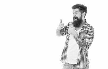 Mutlu, gülümseyen sakallı adam, beyaz fotokopi odasına izole edilmiş sıradan bir stüdyoda baş parmak işareti gösteriyor..