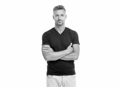 Beyaz arka planda soyutlanmış olgun, kır saçlı bir adam. Gri tişörtlü, kır saçlı adam. Boz adam tarzı. Grimli adamın stüdyo çekimi.