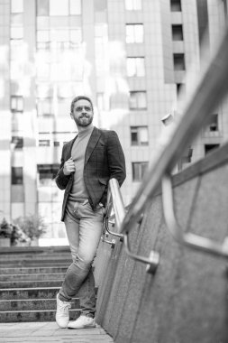 Uzun boylu bir adam şık gözlük takar. Ceketli bir iş adamı. Şık bir adam günlük iş kıyafeti giyer. Havalı bir adam..