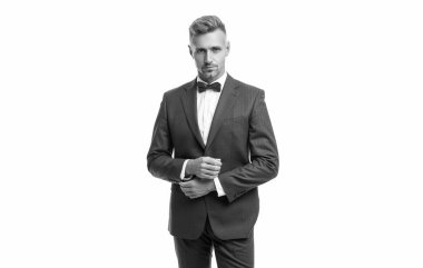 Beyaz arka planda yalıtılmış papyonlu zarif bir erkek garson..