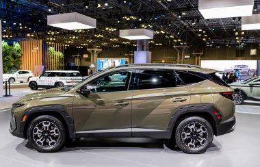 New York City, ABD - 27 Mart 2024: 2025 Hyundai Tucson zeytin yeşili araba New York Uluslararası Otomobil Fuarı, yan görüş.