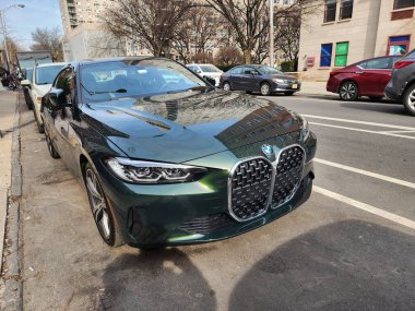 New York City, ABD - 27 Şubat 2024: BMW 4 lüks araba açık hava, köşe manzaralı.