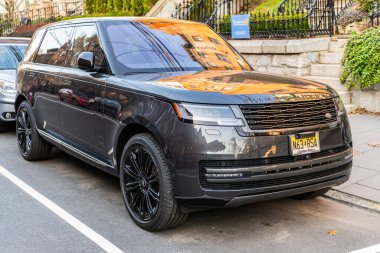 New York City, ABD - 15 Mart 2024: Land Rover Range Rover modern araba dışarıda park edilmiş, köşe manzaralı.