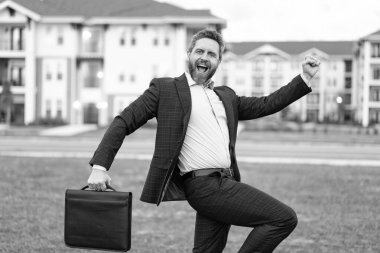 İş adamı sigorta acentesi açık hava çantasında iyi eğlenceler..