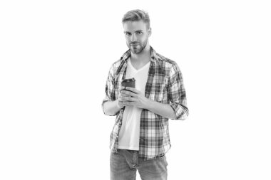 Milenyum adamı stüdyoda kahve içer. Kahveli milenyum adamı fotoğrafı. Kahveli milenyum adamı beyaz üzerine izole edilmiş. Geçmişinde kahve olan bin yıllık bir adam..